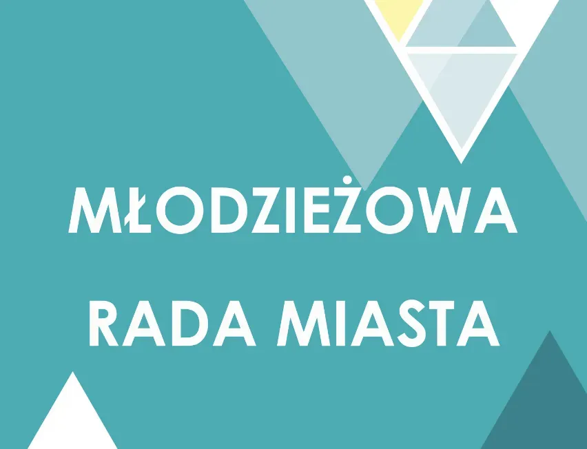 Napis „Młodzieżowa Rada Miasta” na niebieskim tle z geometrycznymi wzorami trójkątów.