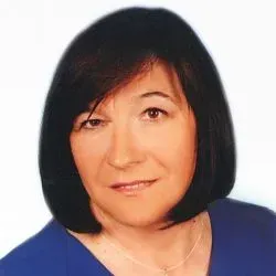 Kobieta o ciemnych, prostych włosach do ramion, ubrana w niebieską bluzkę.